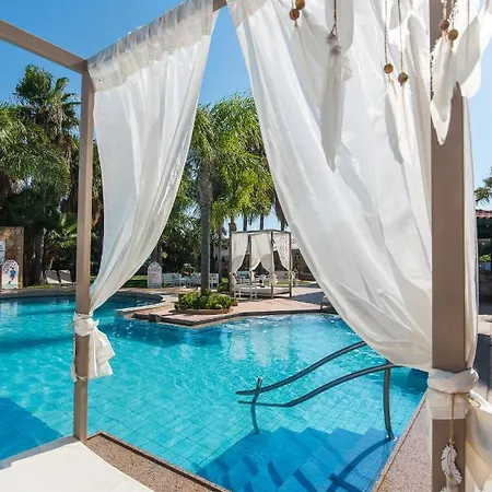 Oasis Hotel *